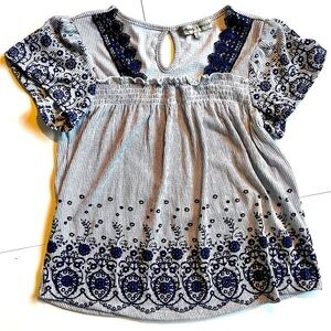 Absolutely Famous Blue and White Patterned Blouse Tee Women’s Size Small